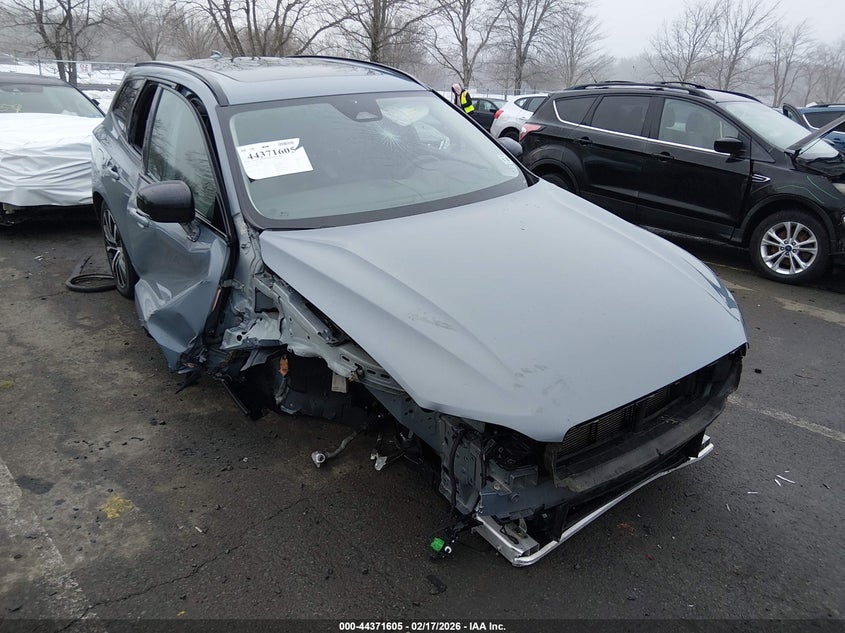 2024 Volvo Xc60 B5 Plus Dark Theme