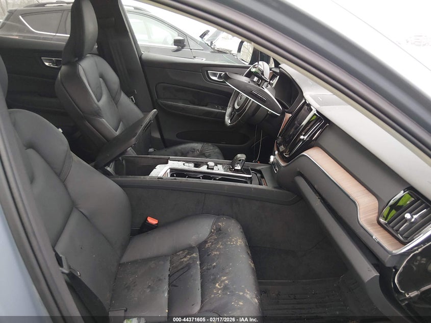 2024 Volvo Xc60 B5 Plus Dark Theme