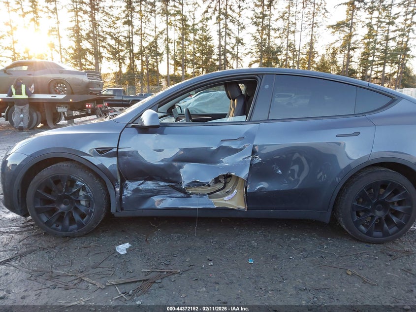 2023 Tesla Model Y Awd/Long Range Dual Motor All-Wheel Drive VIN: 7SAYGDEE4PF957109 Lot: 44372152