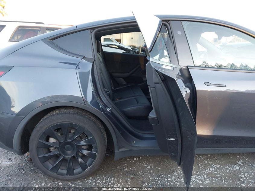 2023 Tesla Model Y Awd/Long Range Dual Motor All-Wheel Drive VIN: 7SAYGDEE4PF957109 Lot: 44372152