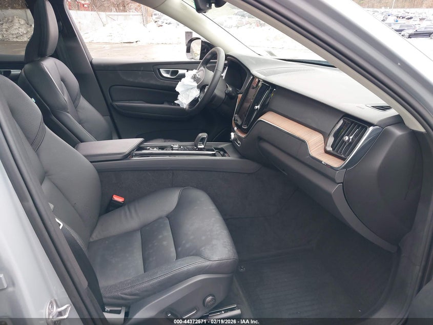 2024 Volvo Xc60 B5 Plus Dark Theme