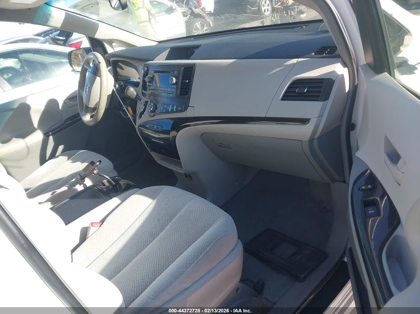 2013 Toyota Sienna Le V6 8 Passenger