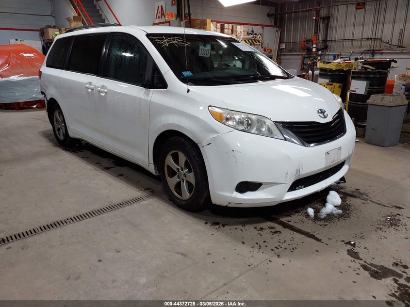 2013 Toyota Sienna Le V6 8 Passenger