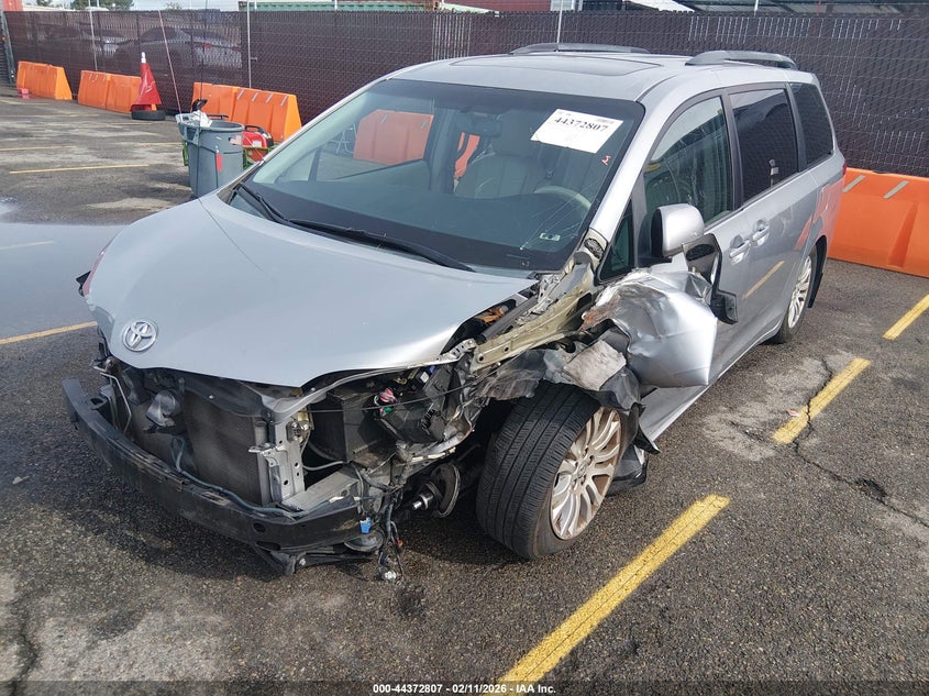 2014 Toyota Sienna Xle V6 8 Passenger