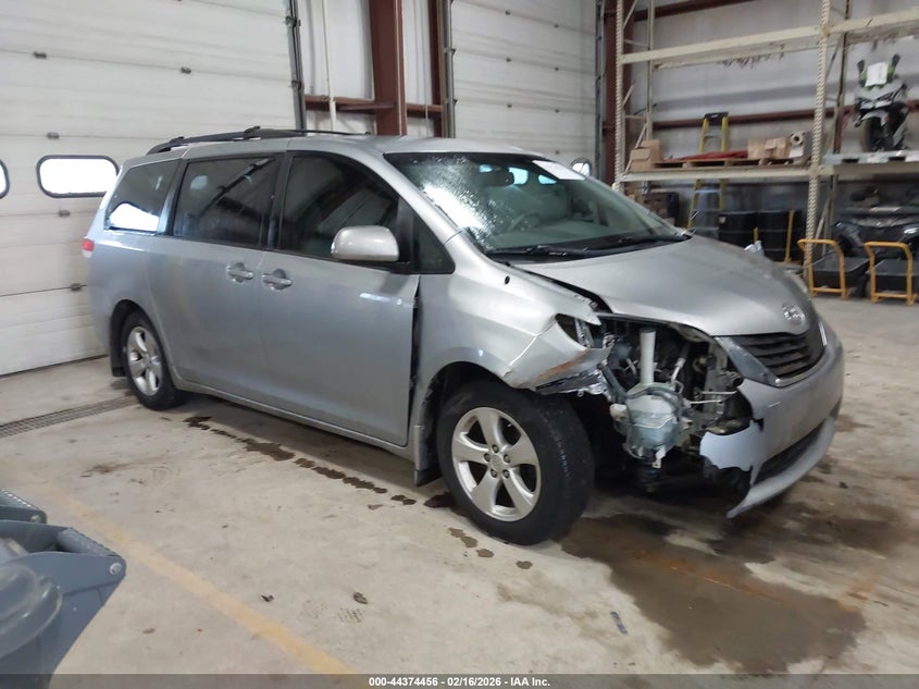 2014 Toyota Sienna Le V6 8 Passenger