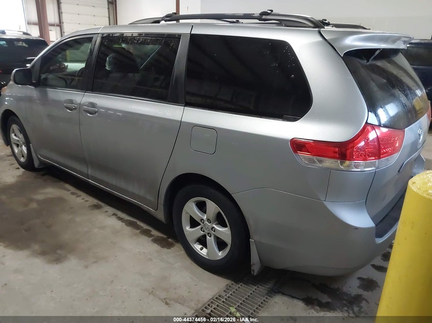 2014 Toyota Sienna Le V6 8 Passenger