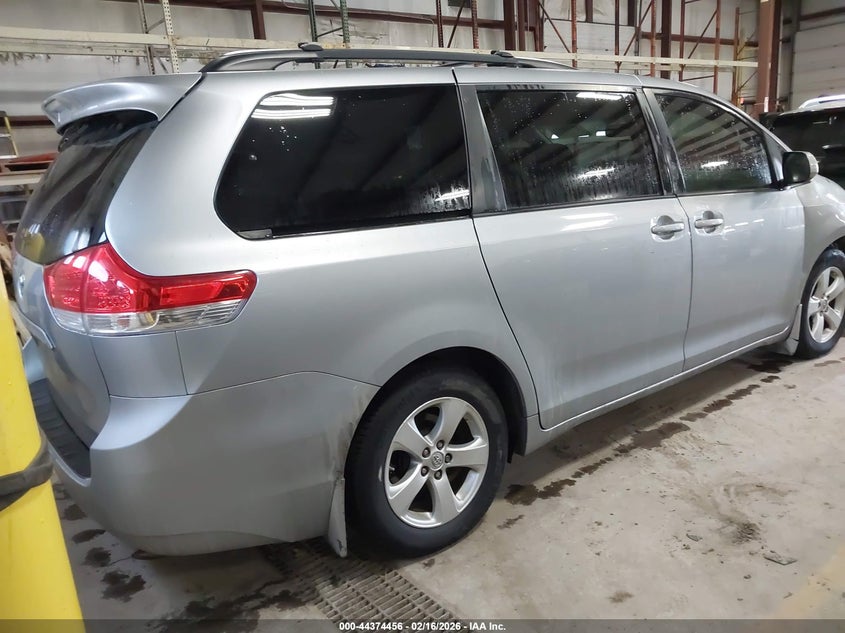 2014 Toyota Sienna Le V6 8 Passenger