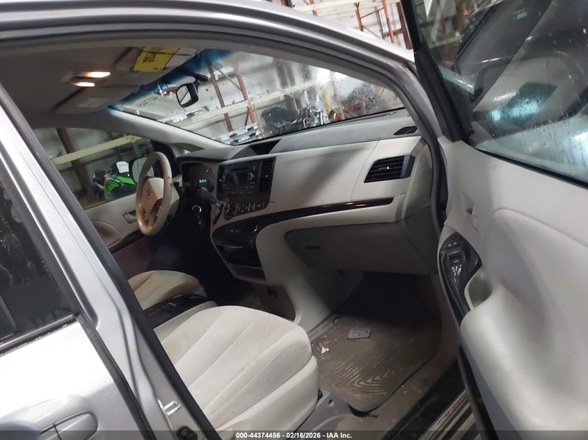 2014 Toyota Sienna Le V6 8 Passenger