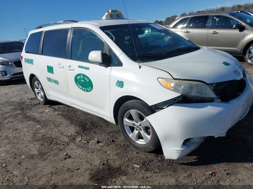 2013 Toyota Sienna Le V6 8 Passenger