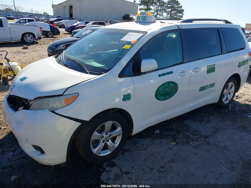 2013 Toyota Sienna Le V6 8 Passenger