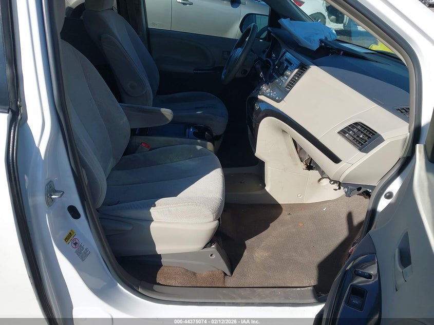 2013 Toyota Sienna Le V6 8 Passenger