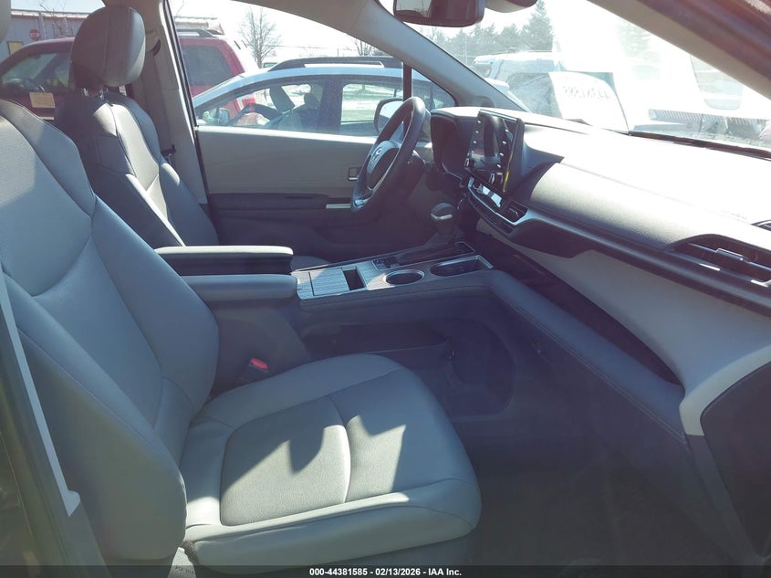 2023 Toyota Sienna Xle