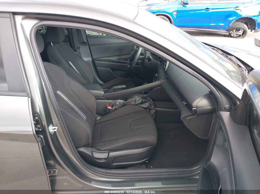 2025 HYUNDAI ELANTRA auction photo 5
