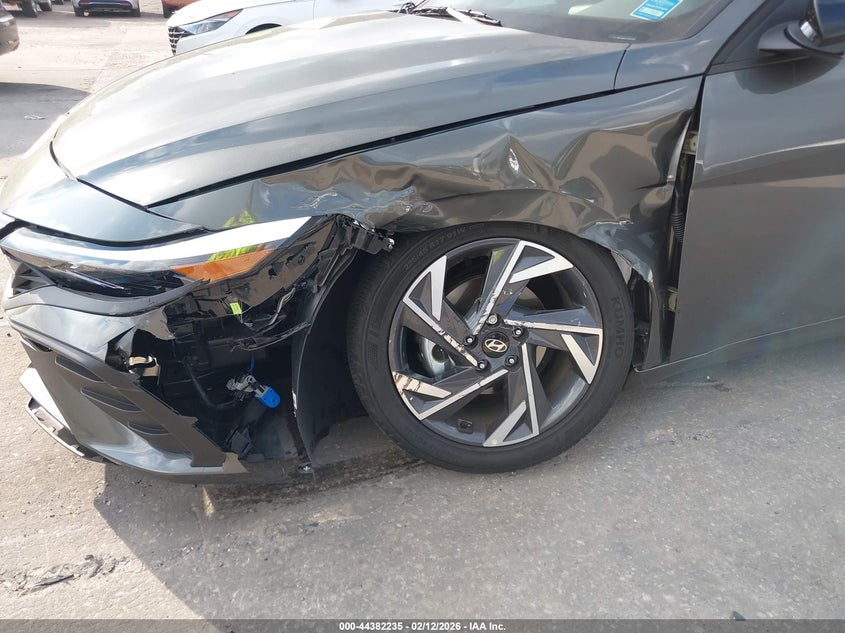 2025 HYUNDAI ELANTRA auction photo 6