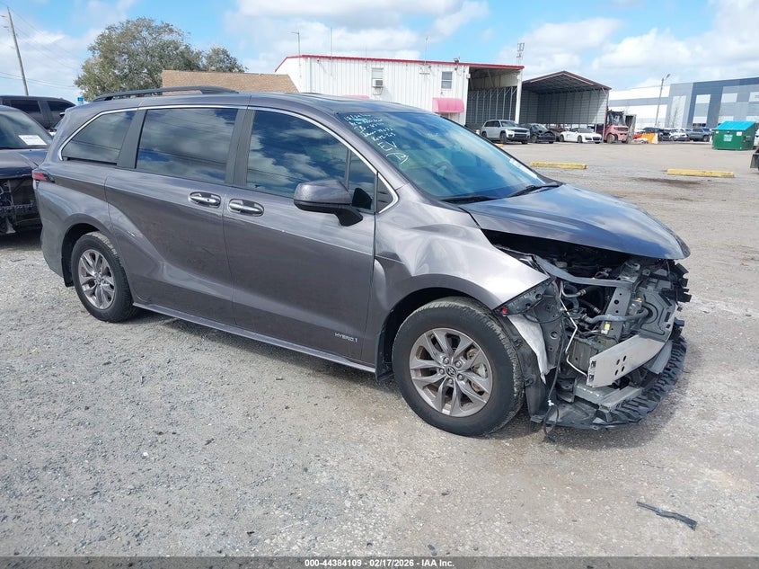 2021 Toyota Sienna Xle