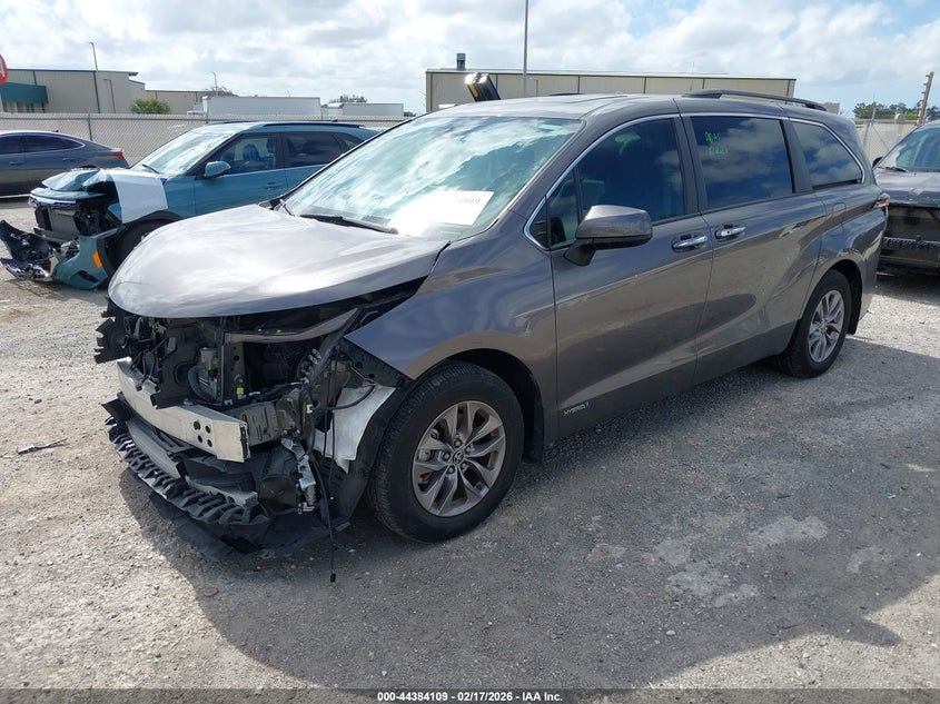 2021 Toyota Sienna Xle
