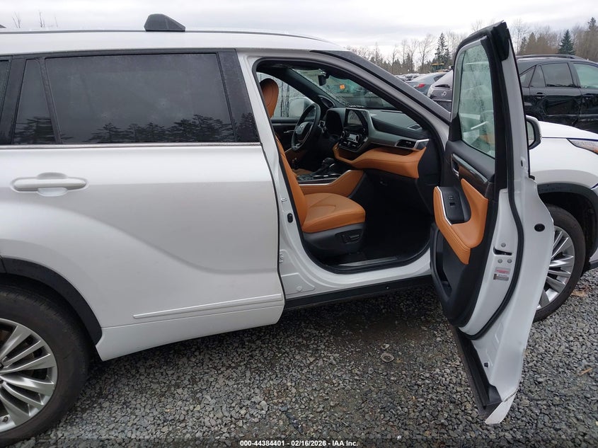 2025 Toyota Highlander Hybrid Platinum