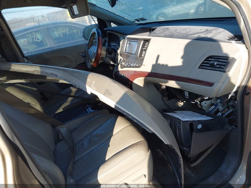 2013 Toyota Sienna Xle V6 8 Passenger