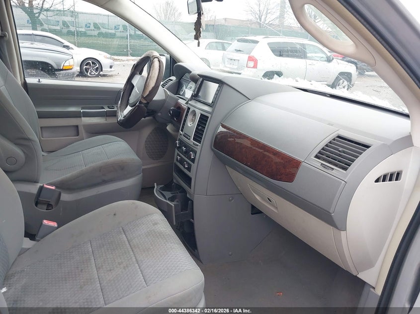 2010 Chrysler Town & Country Lx