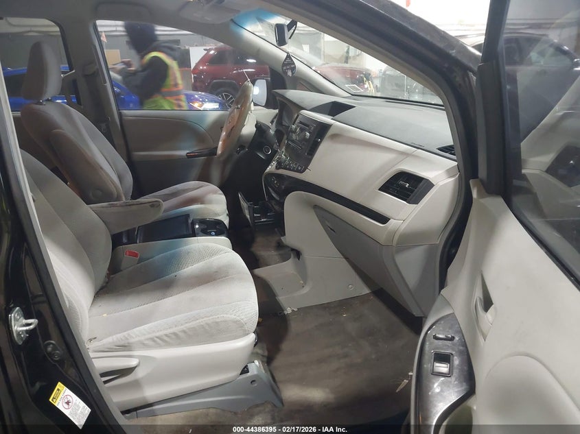 2013 Toyota Sienna Le V6 8 Passenger