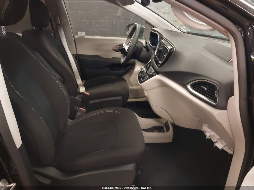 2024 Chrysler Voyager Lx