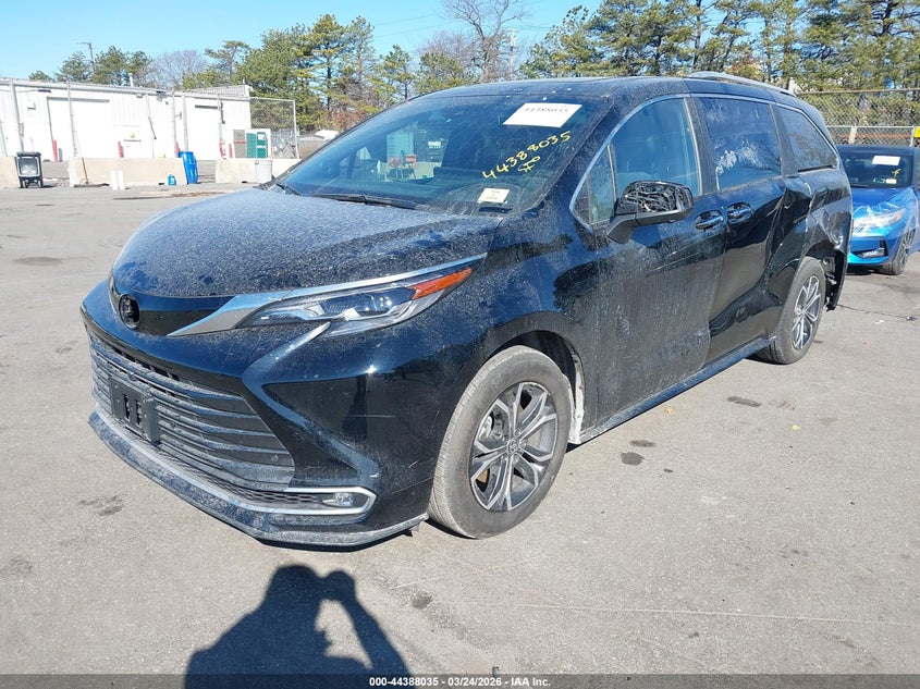 2025 Toyota Sienna Platinum