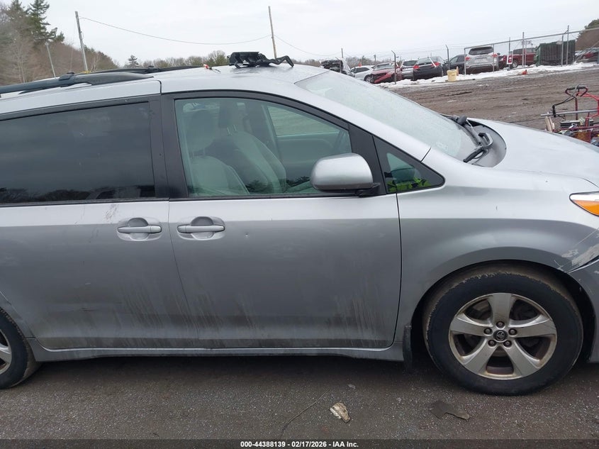 VIN: 5TDKZ3DC3JS951361 2018 TOYOTA SIENNA LE 8 PASSENGER