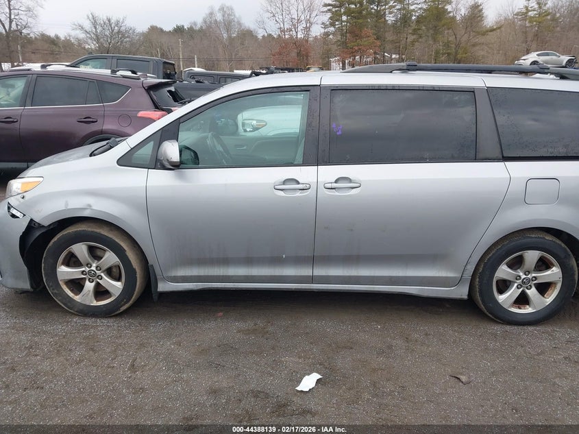 VIN 5TDKZ3DC3JS951361 2018 TOYOTA SIENNA LE 8 PASSENGER