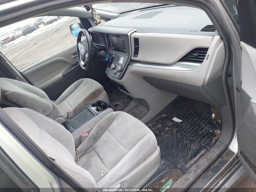 VIN: 5TDKZ3DC3JS951361 2018 TOYOTA SIENNA LE 8 PASSENGER