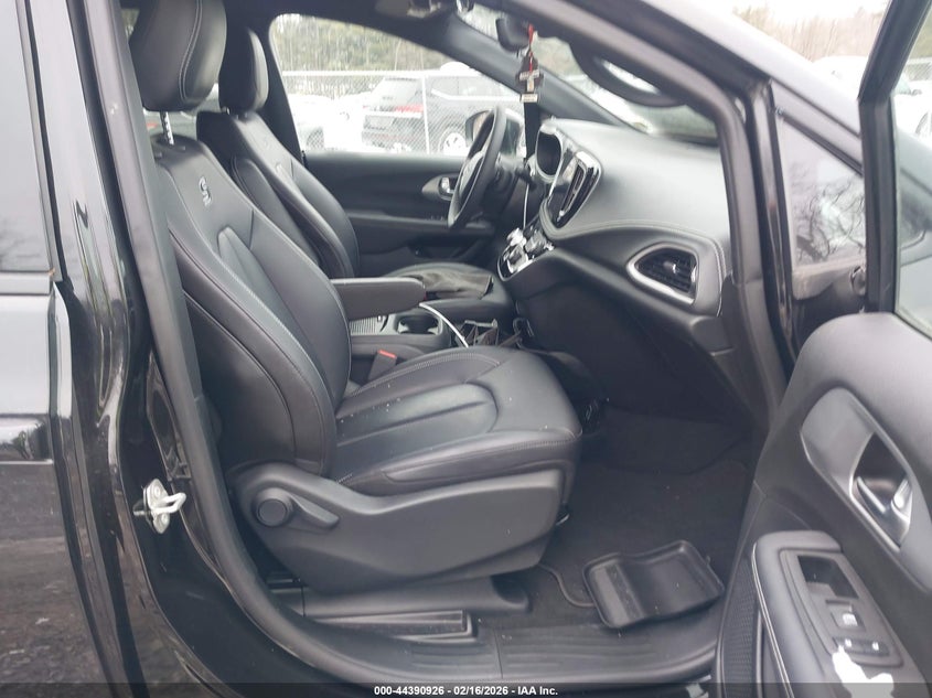 2024 Chrysler Pacifica Hybrid S Appearance Pkg