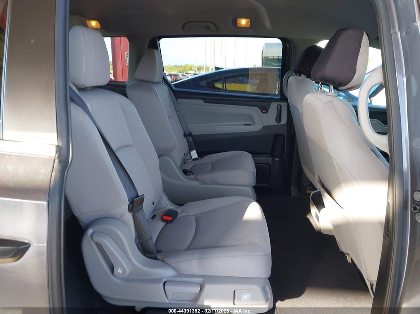 VIN 5FNRL6H24KB130715 2019 HONDA ODYSSEY LX