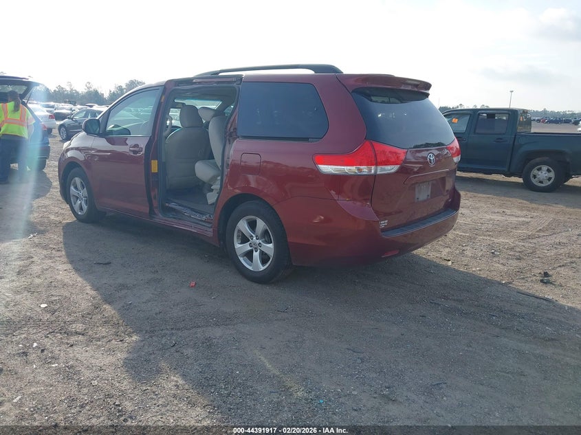 2013 Toyota Sienna Le V6 8 Passenger