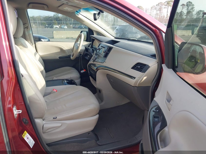 2013 Toyota Sienna Le V6 8 Passenger