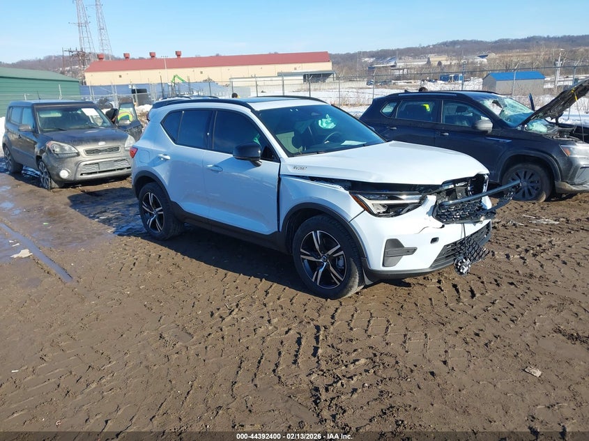 2026 Volvo Xc40 Core, B5 Awd Gas (Mild Hybrid), Dark