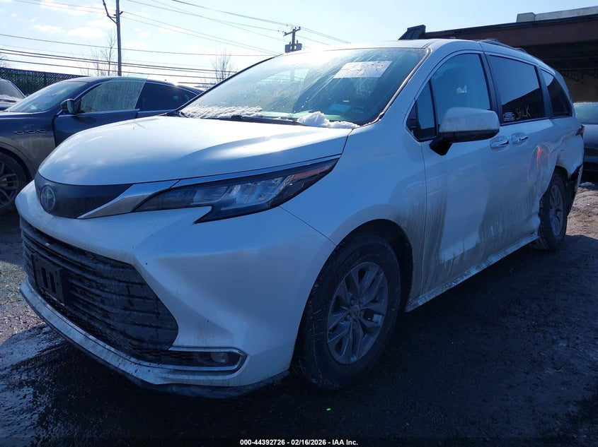 2022 Toyota Sienna Xle