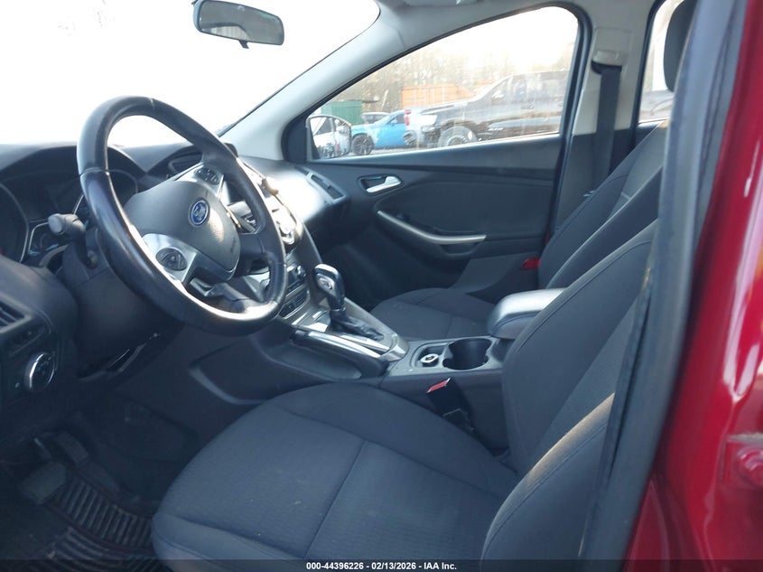 1FAHP3H29CL378431 2012 Ford Focus 2.0 Sel red
