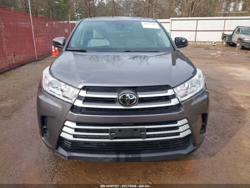 5TDZARFH1JS036056 Toyota Highlander Le