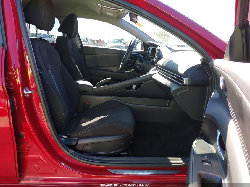 2025 Hyundai Elantra Se