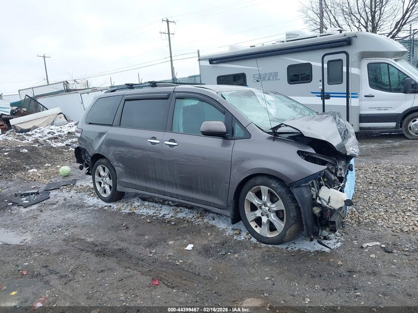 2013 Toyota Sienna Se 8 Passenger