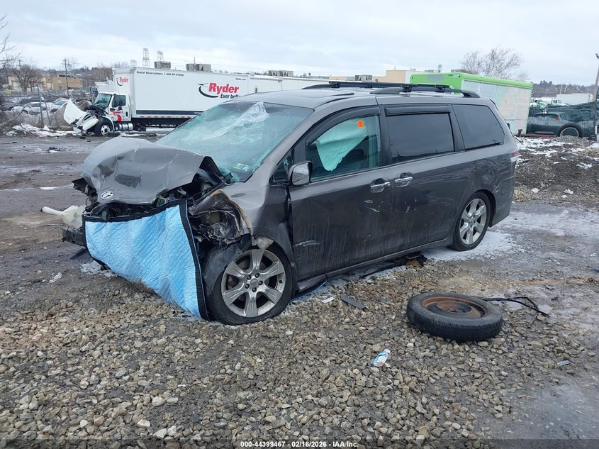 2013 Toyota Sienna Se 8 Passenger
