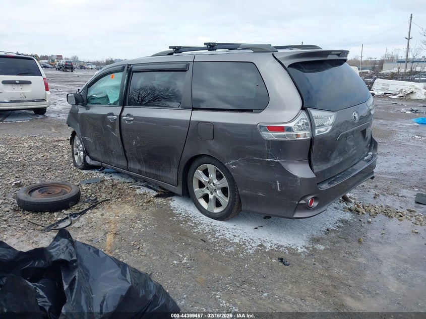 2013 Toyota Sienna Se 8 Passenger