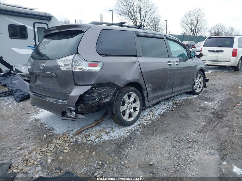 2013 Toyota Sienna Se 8 Passenger