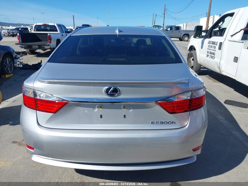 2015 Lexus ES 300H - widok 17