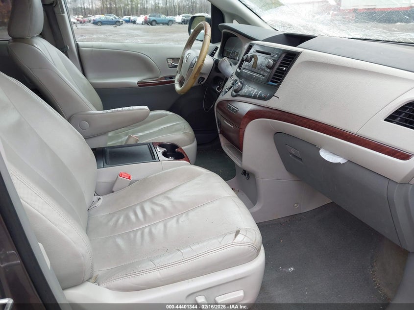 2014 Toyota Sienna Xle V6 8 Passenger