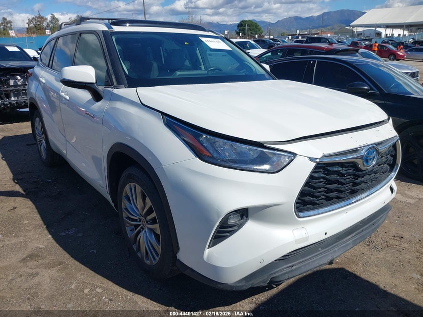 2021 Toyota Highlander Hybrid Platinum