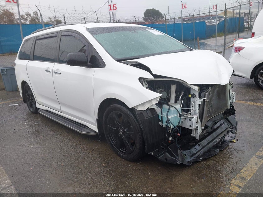 2019 Toyota Sienna Se 8 Passenger