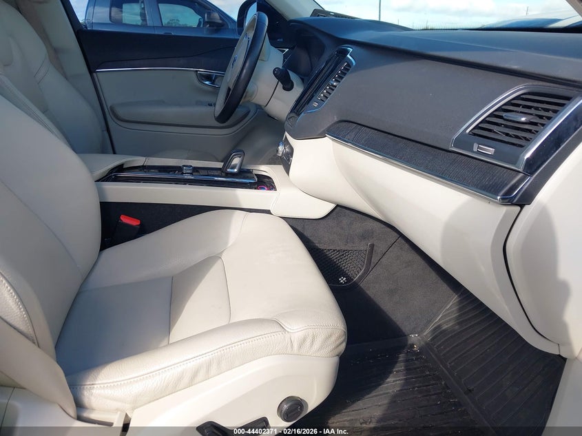 2020 Volvo Xc90 Hybrid T8 Momentum 6 Passenger