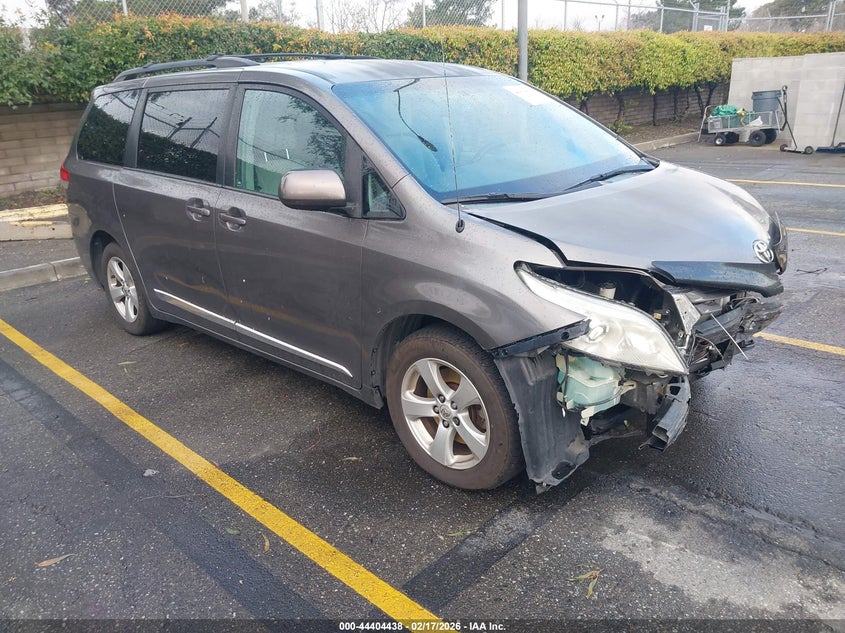 2013 Toyota Sienna Le V6 8 Passenger