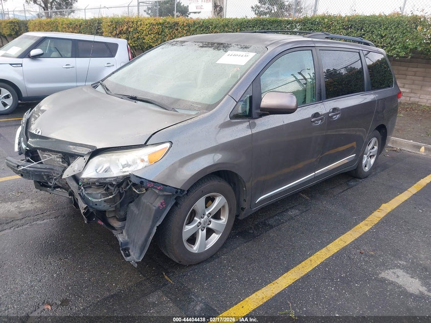 2013 Toyota Sienna Le V6 8 Passenger