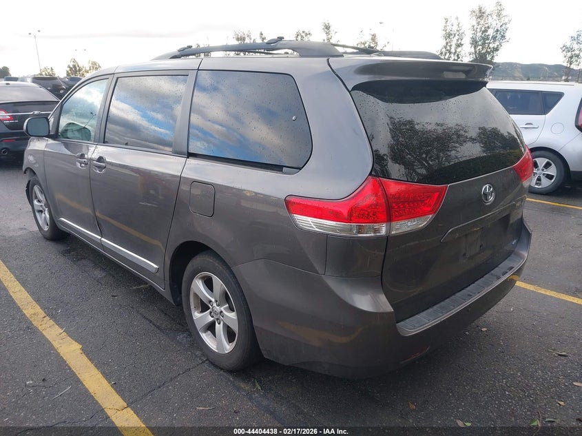 2013 Toyota Sienna Le V6 8 Passenger